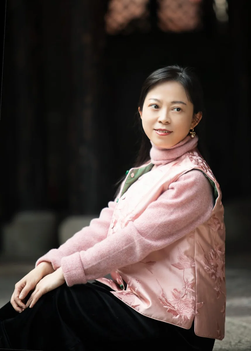 悬疑推理题材封面，暗调场景与线索特写构图